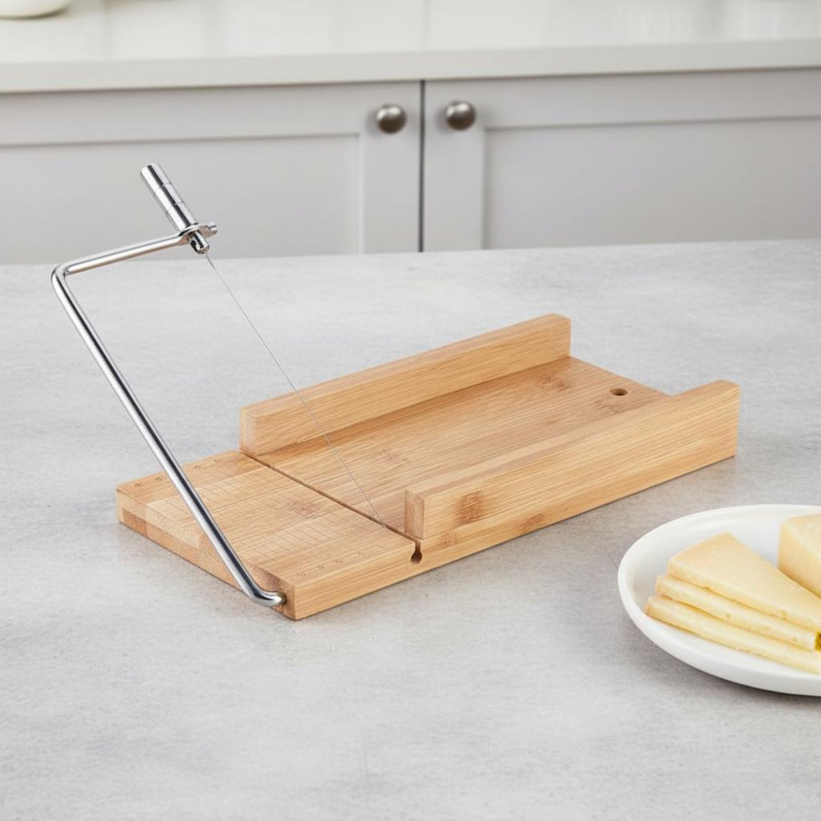 ワイヤーカッターボードは滑らかで均一に切断します。バタースラ - Bamboo Cutting Board のレビューと価格